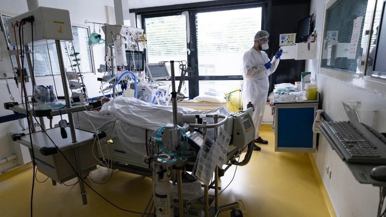 toujours près de 6 000 personnes en réanimation en France