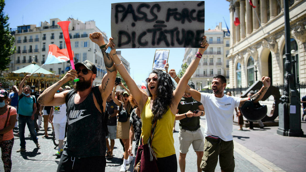plus de 110 000 manifestants contre la "dictature sanitaire" en France