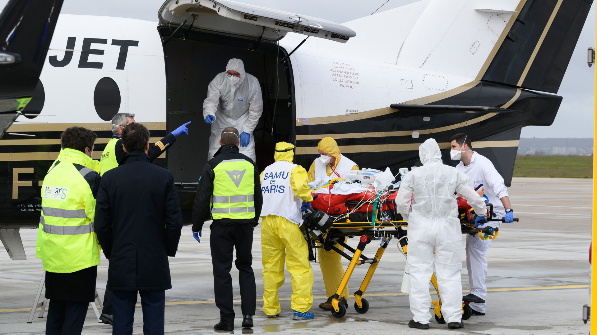 Egészségügyi különgépekkel helyezi át a francia kormány a súlyos betegeket