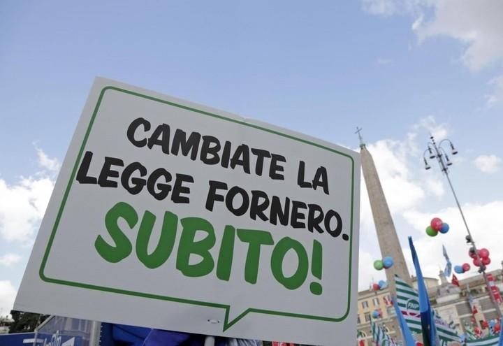 Pensioni_Fornero_Cartello_Lapresse