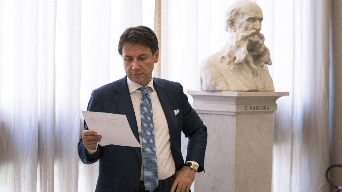 occhi sul tentativo di Conte-bis. Mediaset muove verso l'Olanda - Repubblica.it