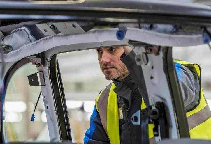 lavoro_operaio_1_fabbrica_auto_lapresse_2017