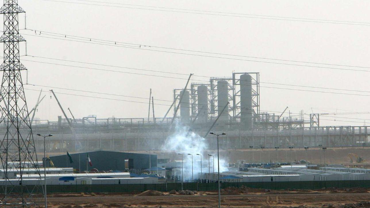 Attacco con droni alle raffinerie saudite, dimezzata la produzione di petrolio | Gli Usa accusano l'Iran
