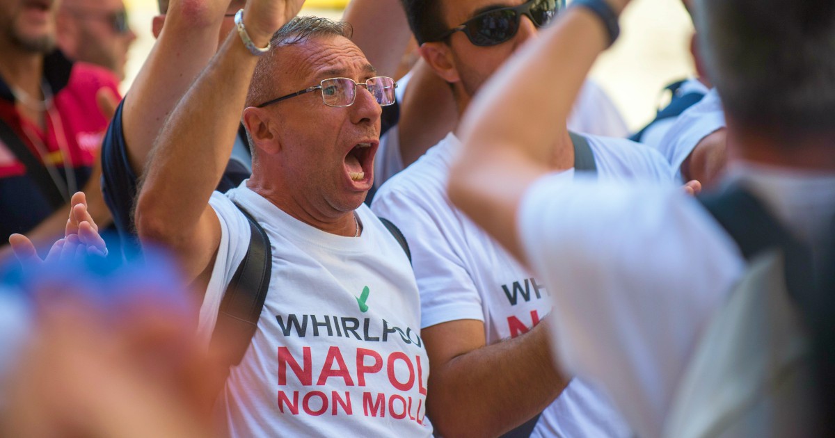 Whirlpool, l’ad al Mise: “Vendiamo il sito di Napoli a Prs. Garantiti livelli occupazionali”. Fiom-Cgil: “Zero rispetto per i lavoratori”