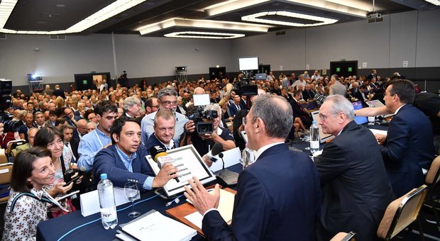 Carige, assemblea approva aumento di capitale da 700 milioni. «La banca è salva»