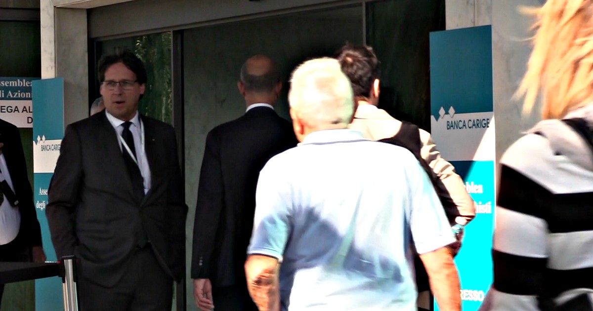 Carige, l'assalto dei piccoli azionisti all'assemblea che salverà o liquiderà per la banca