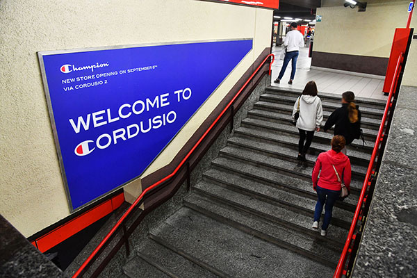 Champion comunica il nuovo premium store a Milano sugli impianti di IgpDecaux