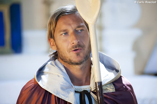 Francesco Totti è Santo Pupone nello spot di Fox per Romolo + Giuly