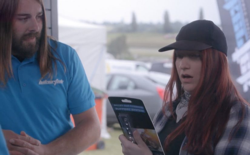 Un negozio di pezzi di ricambio per motociclisti invita alla prudenza 