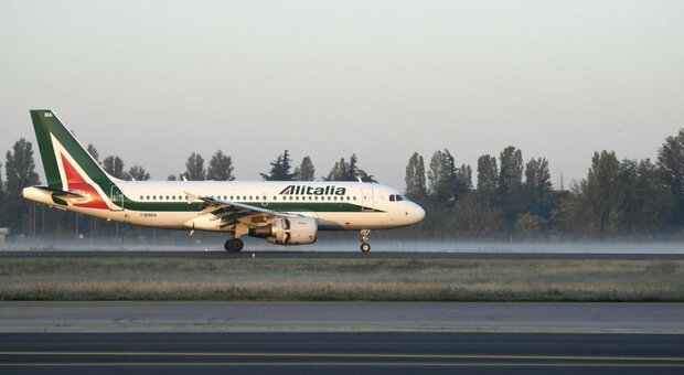 Alitalia, la cura Draghi: manutenzione a Leonardo, settore cargo con le Poste