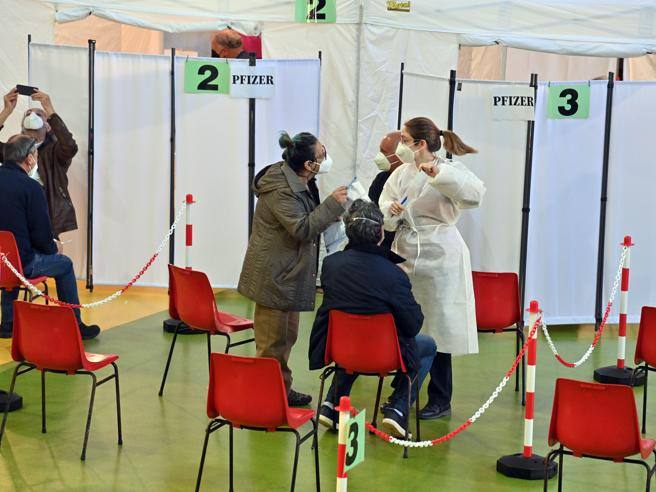 Vaccino Covid, le regioni del Nord chiedono le dosi di AstraZeneca ferme al Sud, dal governo no alla redistribuzione- Corriere.it