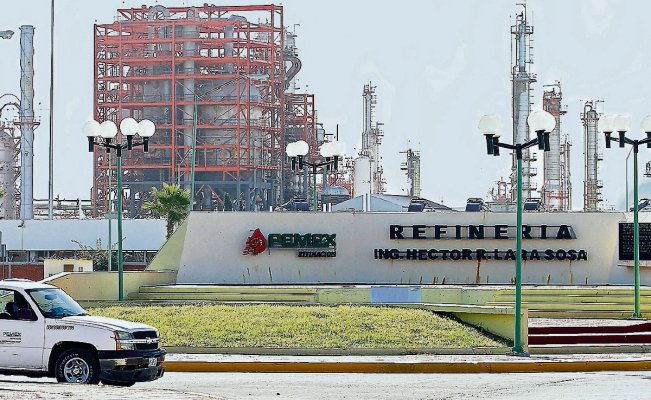 AMLO prevé autosuficiencia de gasolinas para 2022