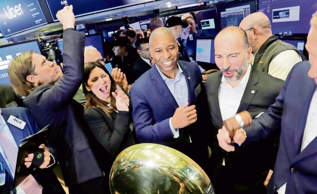 Uber debuta en Wall Street con caída de 7%