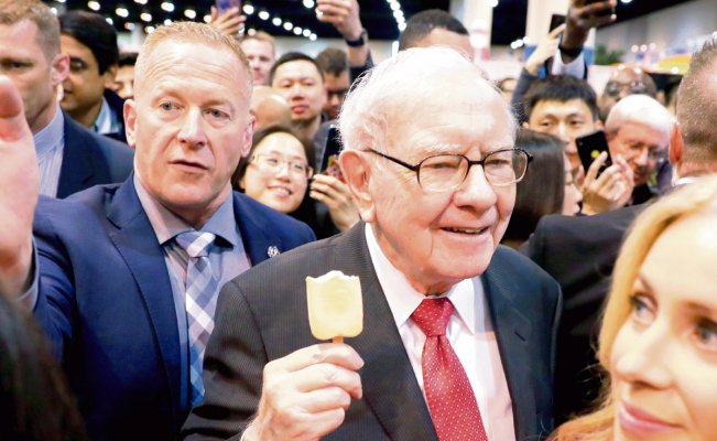 Warren Buffett inicia asamblea de Berkshire Hathaway