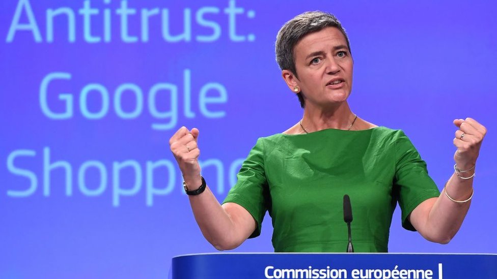 Margrethe Vestager mostrando los puños en una conferencia de prensa