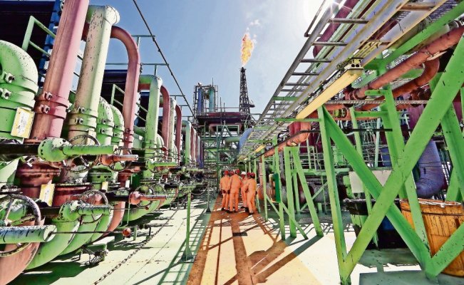 Empresarios celebran la apertura en petroquímica