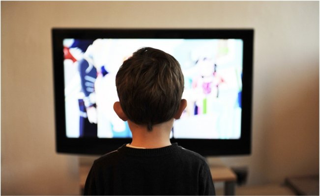 Niño viendo televisión