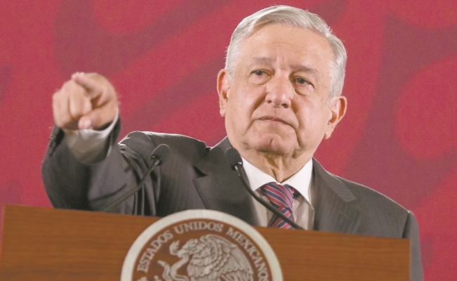 Destaca AMLO baja en tasa de Banxico