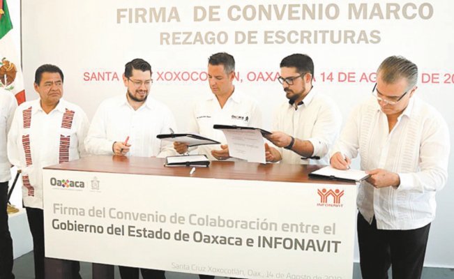 Infonavit firma acuerdo de apoyo para Oaxaca