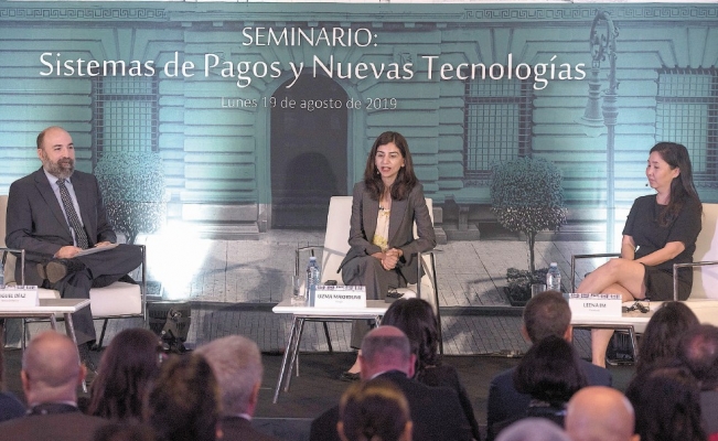 Somos socios, no rivales de bancos: Google y Facebook