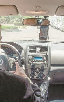 Arturo Herrera revela que en 2020 se cobrará IVA a "apps" de transporte