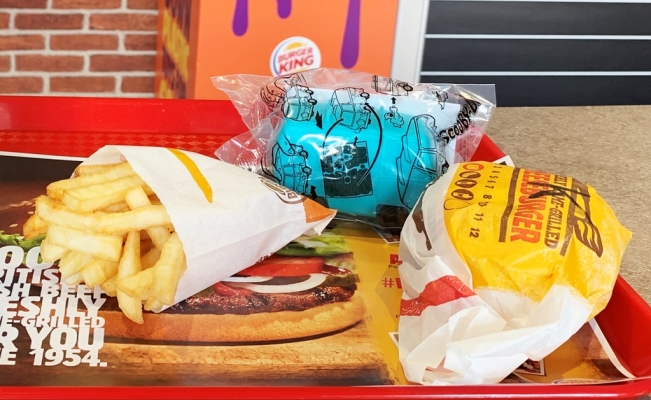 Hamburguesa, papas y juguete
