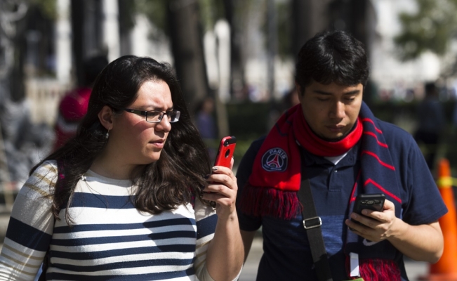 Personas agarrando celulares