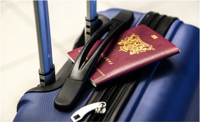 Maleta y pasaporte