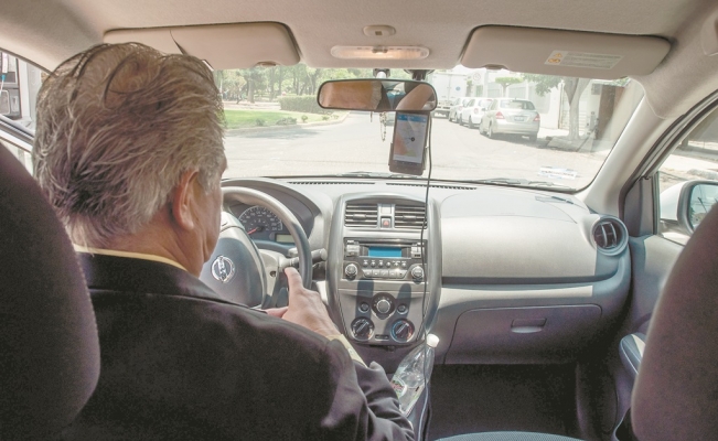 Arturo Herrera revela que en 2020 se cobrará IVA a "apps" de transporte