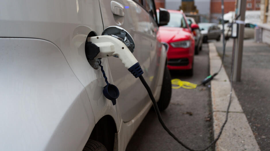 Skokowy wzrost sprzedaży elektryków. Ale do unijnej średniej bardzo daleko