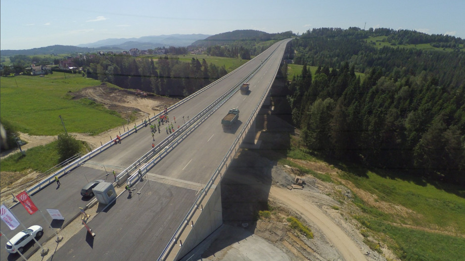 Najwyższy wiadukt drogowy w Polsce na testach. Użyto samochodów ciężarowych