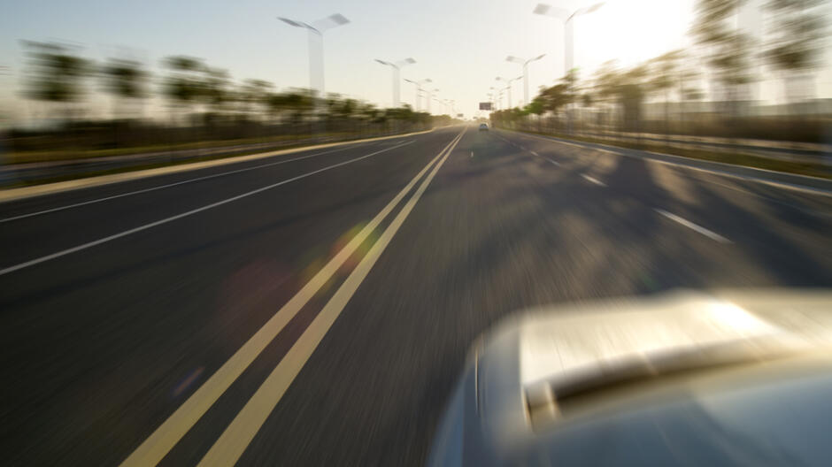 Auto bez kierowcy i dramatyczny wybór: czyje życie uratować