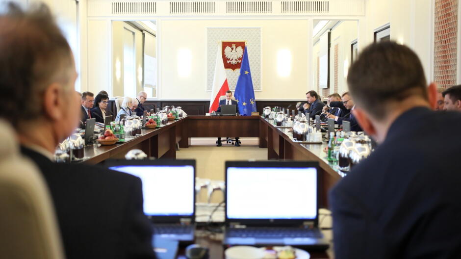 "Kilkaset złotych rocznie więcej w portfelach Polaków". Rząd przyjął projekt