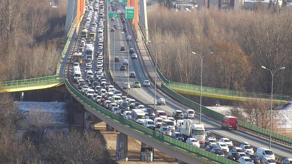 Polska wciąż samochodami stoi. Ale analitycy wskazują na nowy trend