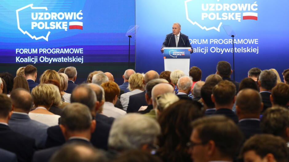 Zakaz handlu ma przejść do historii, a "wzrost pensji będzie oczkiem w głowie"