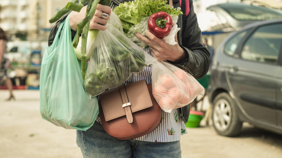 Foliówki z dodatkową opłatą. "Być może powinniśmy pójść krok dalej"