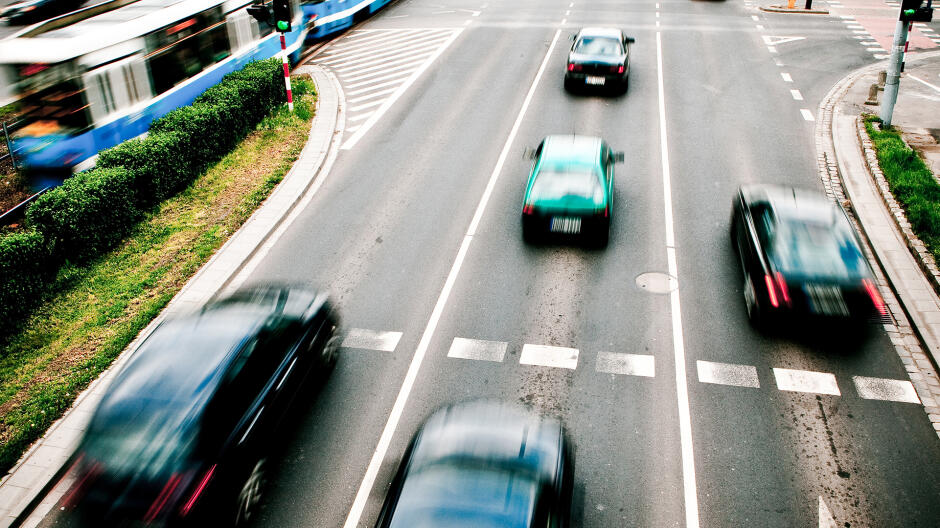 Milion aut wjeżdża powoli. "Przeciętnego Kowalskiego nie stać na pojazd elektryczny"
