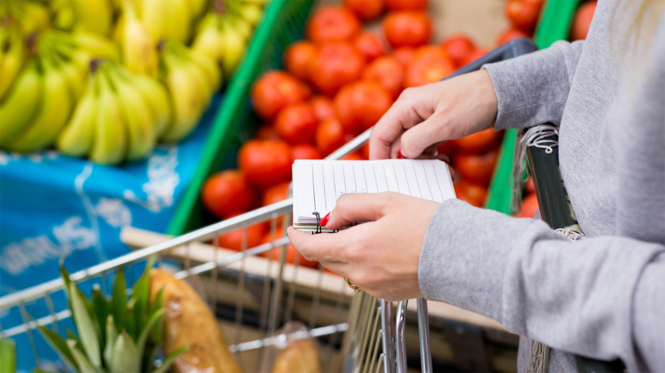 "Czekam, aż będzie program pietruszka plus". Ekonomiści o galopujących cenach żywności