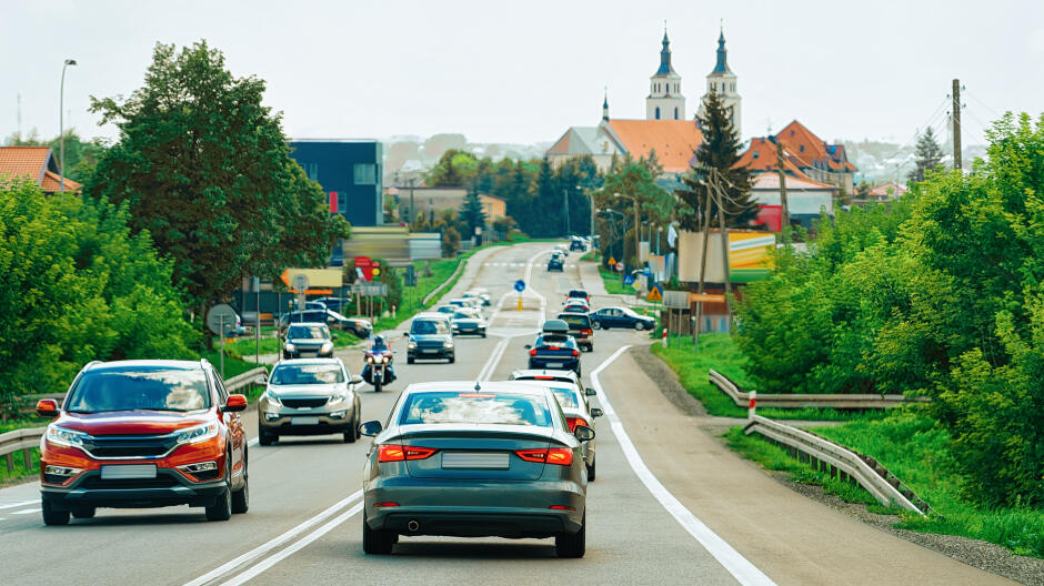 Coraz więcej samochodów elektrycznych na polskich drogach. Najnowszy raport