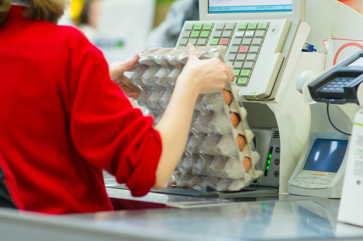 Biedronka wycofa ze sprzedaży jaja z chowu klatkowego do końca 2025 roku