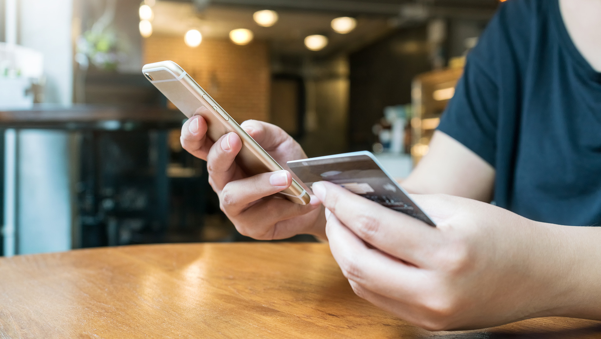 Revolut - jak działa karta? Co to jest? Wypłata pieniędzy z bankomatu
