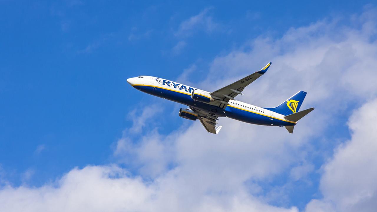 Koronawirus a wakacje. Ryanair tnie siatkę połączeń