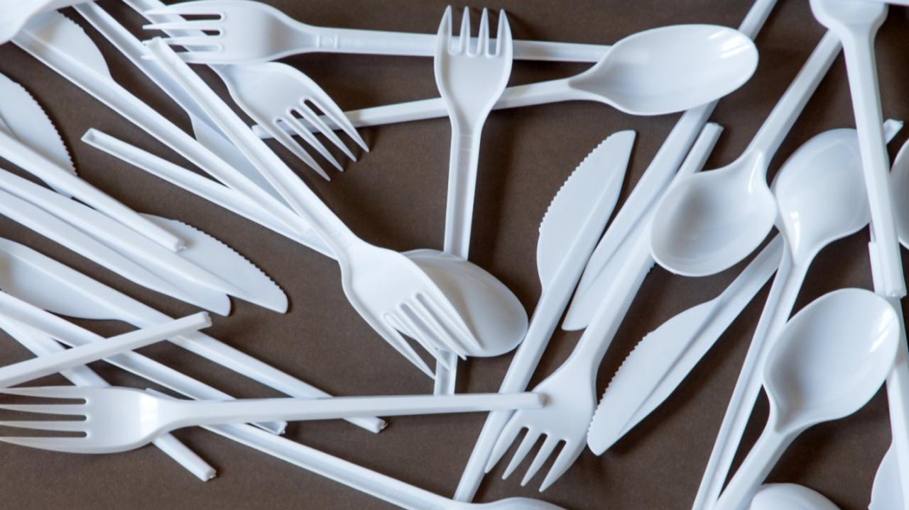 Koniec jednorazowych talerzy, mieszadełek i sztućców. Europa wypowiada wojnę plastikowi