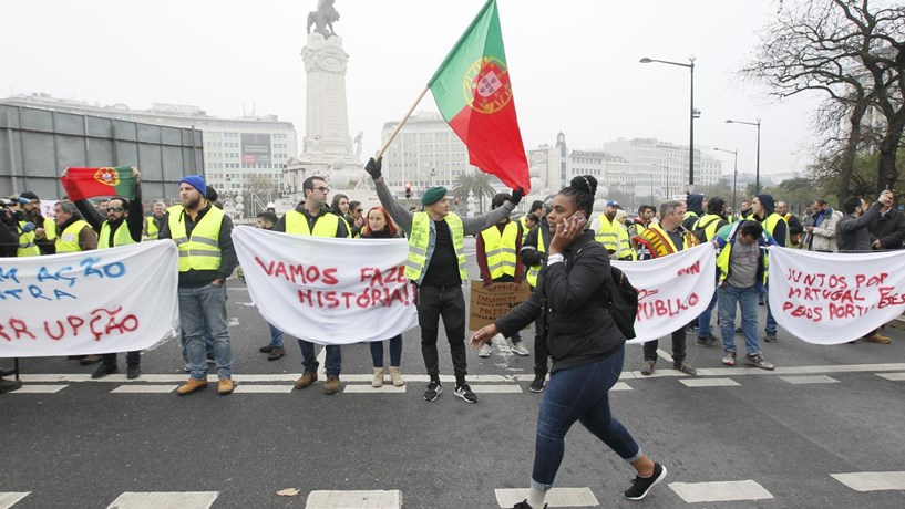 Tumultos em mais uma manifestação de coletes amarelos em Paris - Europa