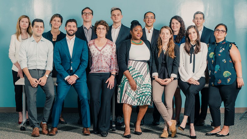 Margaret McConnell (primeira fila, 3ª a contar da esquerda) com a sua equipa no edifício da Fed de Nova Iorque