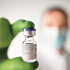 Vacinas da Pfizer e da Moderna só serão globais se outras fabricantes também as puderem produzir