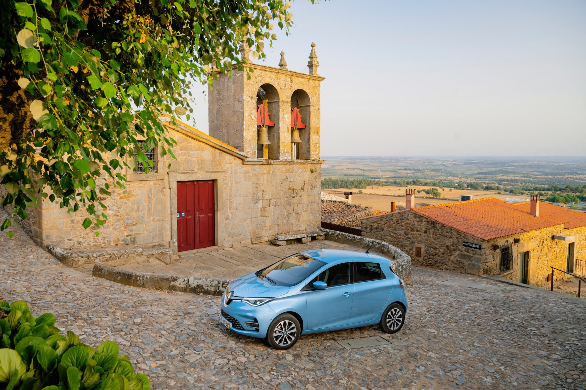 Renault mostra em Castelo Rodrigo que veículos eléctricos não são só para as cidades - Meios & Publicidade