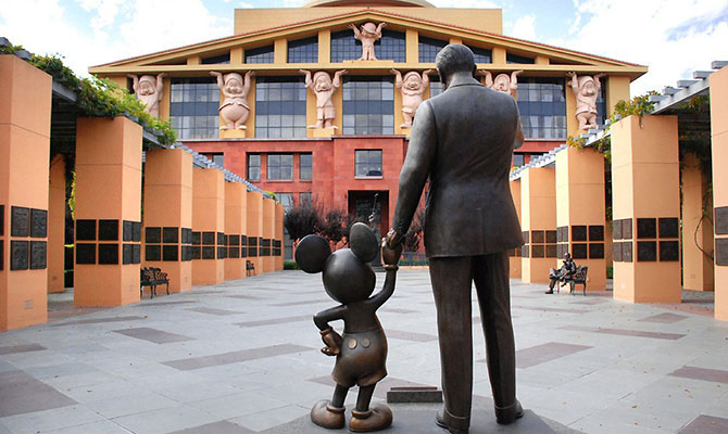 Walt Disney уволит 32 тысяч сотрудников