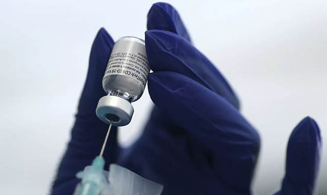 Большинство американских компаний введут обязательную вакцинацию