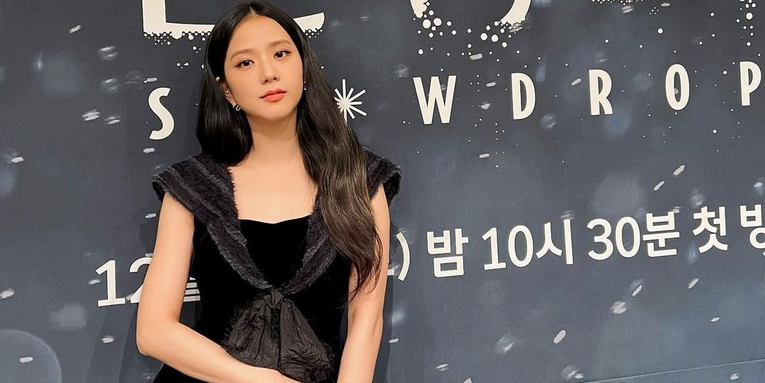 Джису из Blackpink надела романтическое синее платье во время рекламы "Snowdrop"